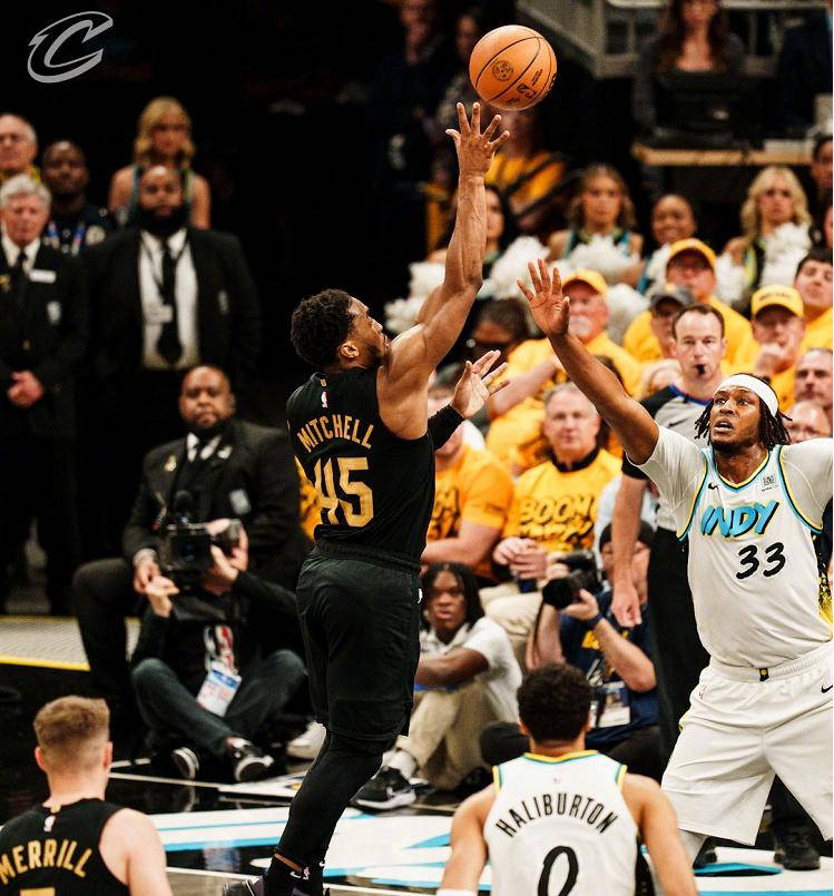 米切尔复出首战，爵士状态火爆，迎来胜利成为焦点！